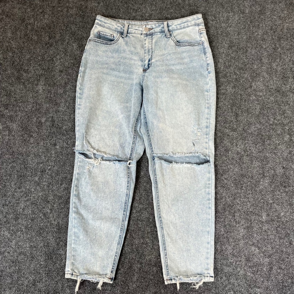 Time and Tru Light Wash Distressed Mom Jeans Size 10 TT34100126111LW